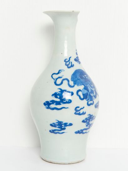 China, 18th century - Porcelain
White-blue...