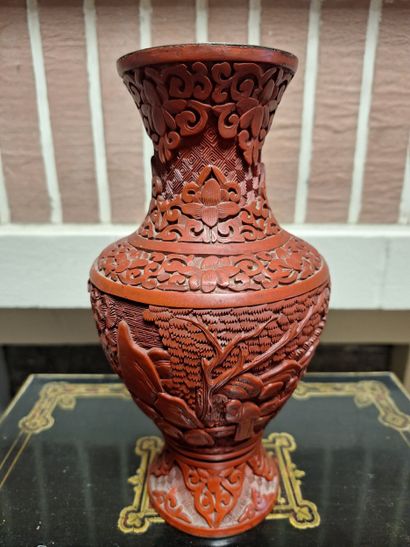 China XXth 
Red lacquer vase, 22cm.
