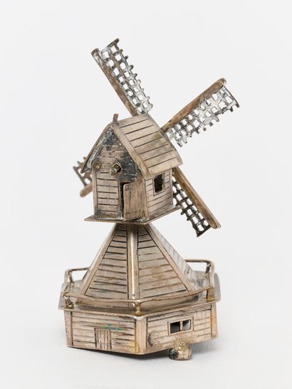 Orfèvrerie de table
Deux chaises, un moulin...
