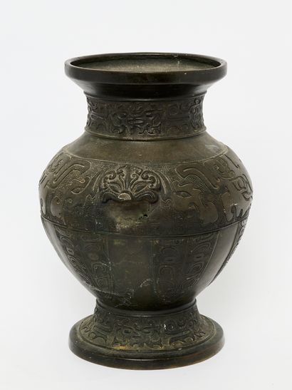 China old work
Hu bronze vase in the Zhou...