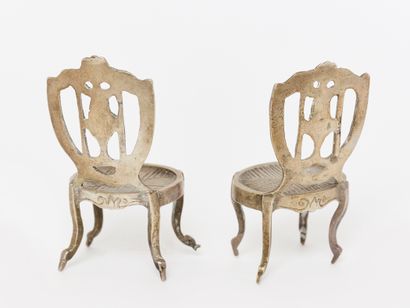 Orfèvrerie de table
Deux chaises, un moulin...