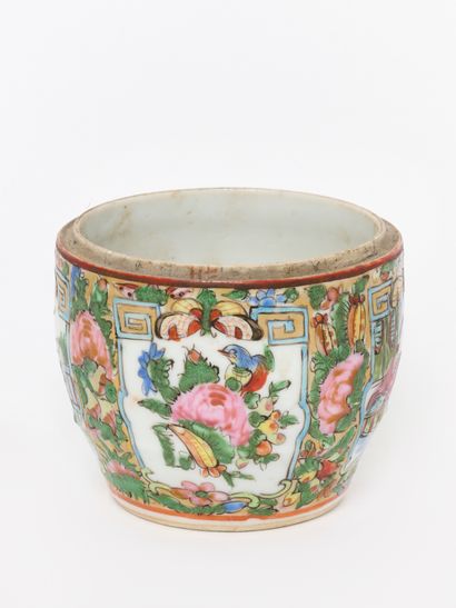 China - Canton porcelain
Half-bottle decorated...