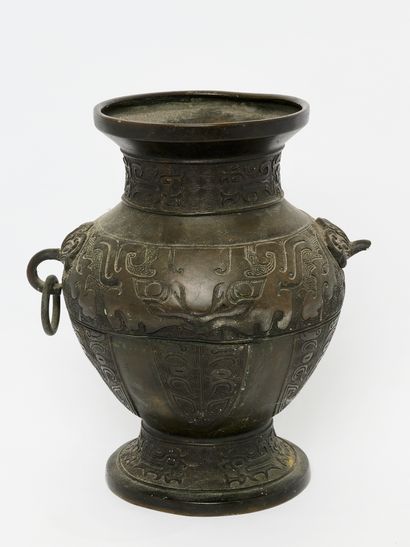 China old work
Hu bronze vase in the Zhou...