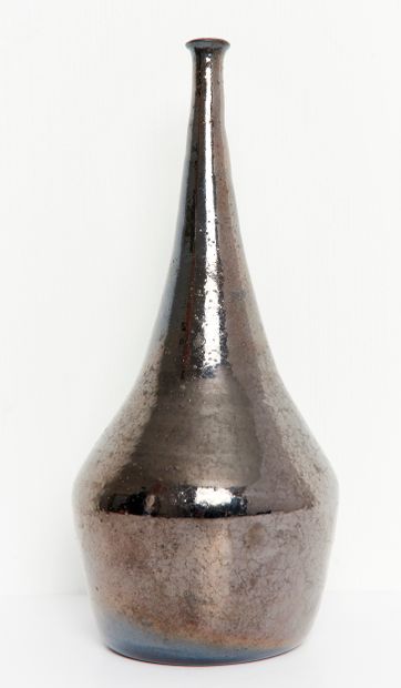 Lucile
Soliflore vase in silver-tinted earth-toned...