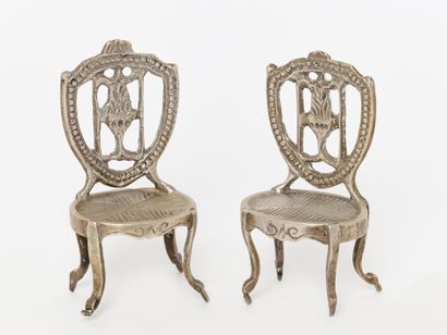 Orfèvrerie de table
Deux chaises, un moulin...