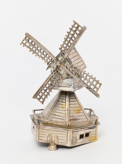 Orfèvrerie de table
Deux chaises, un moulin...