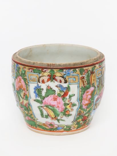 China - Canton porcelain
Half-bottle decorated...
