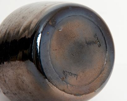 Lucile
Soliflore vase in silver-tinted earth-toned...