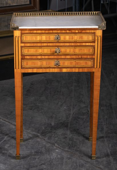 Style Louis XVI
Table chiffonière marquetée...
