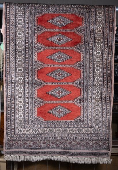 Tapis du Caucase à chaine de médaillons rouges...