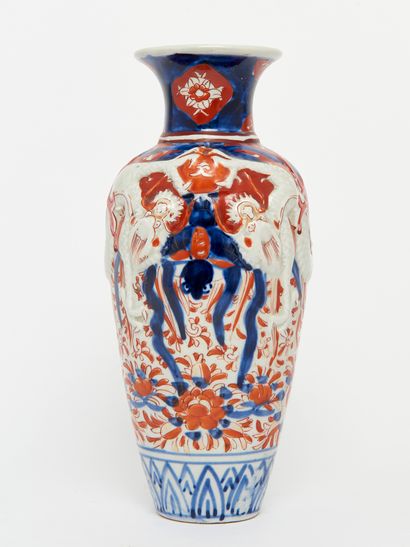 Vase Imari en porcelaine à reliefs. H. 24.9...