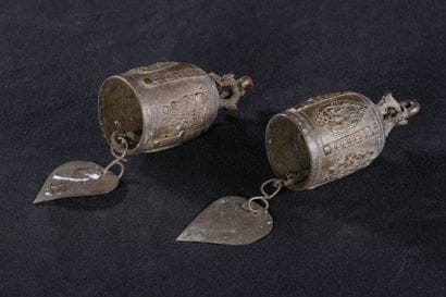 Tibet - Chine 
Deux petites cloches en bronze....