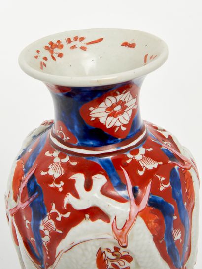 Vase Imari en porcelaine à reliefs. H. 24.9...