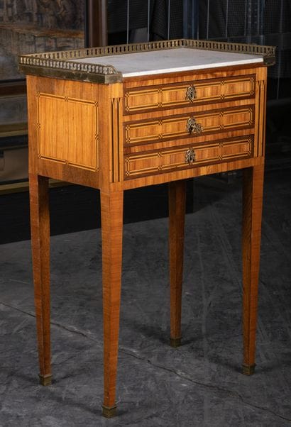 Style Louis XVI
Table chiffonière marquetée...