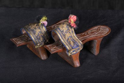 Nalin - Chaussure de Hammam 
En bois gravé...