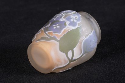 Emile Gallé
Petit vase en verre multicouches...
