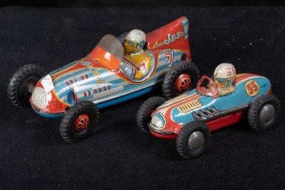 3 Voitures miniatures en tôle dont une de...