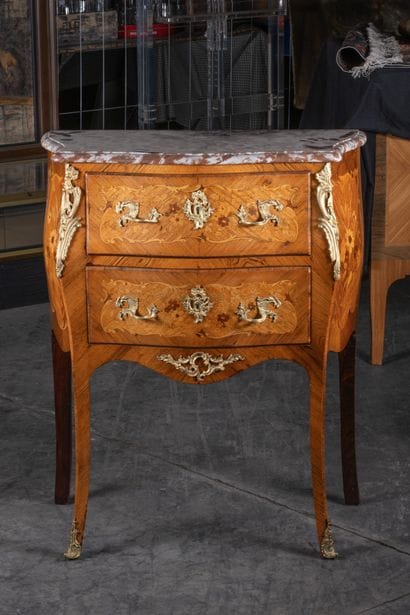 Style Louis XV
Commode sauteuse marquetée....