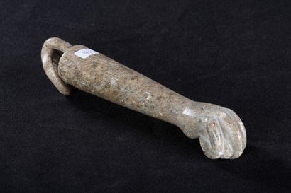 Figa en pierre. L. 21 cm.