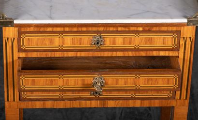 Style Louis XVI
Table chiffonière marquetée...