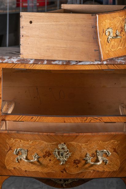 Style Louis XV
Commode sauteuse marquetée....