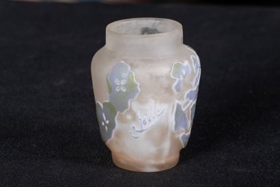 Emile Gallé
Petit vase en verre multicouches...