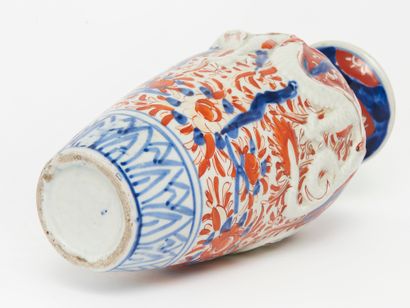 Vase Imari en porcelaine à reliefs. H. 24.9...