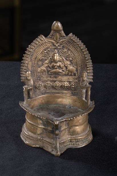 Inde 
Lampe à huile ornée d'un relief de...
