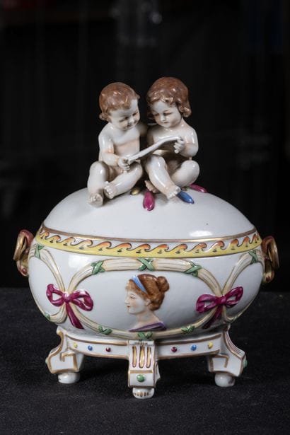 Porcelaine de Rudolstadt
bonbonnière à décor...