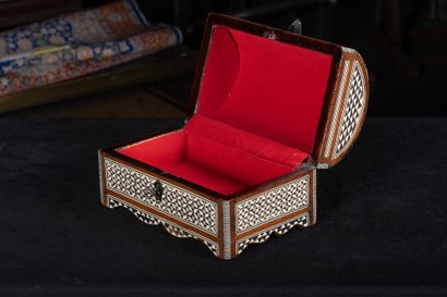 Travail Syrien
Coffret marqueté. L 20 cm...