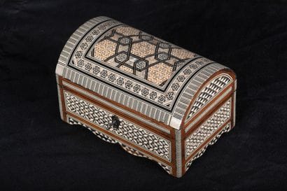 Travail Syrien
Coffret marqueté. L 20 cm...