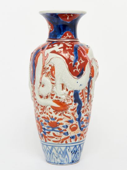 Vase Imari en porcelaine à reliefs. H. 24.9...