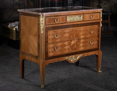 Style Transition Louis XV - Louis XVI
Commode...