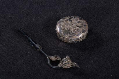 Pipe et boite à pilules en argent.