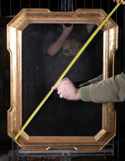 Miroir doré à pans. Art déco. 80 cm.