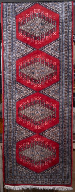 Tapis du Caucase à croisillons rouges. 170...