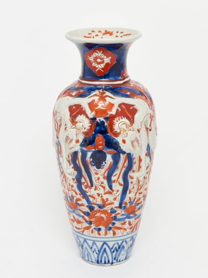 Vase Imari en porcelaine à reliefs. H. 24.9...