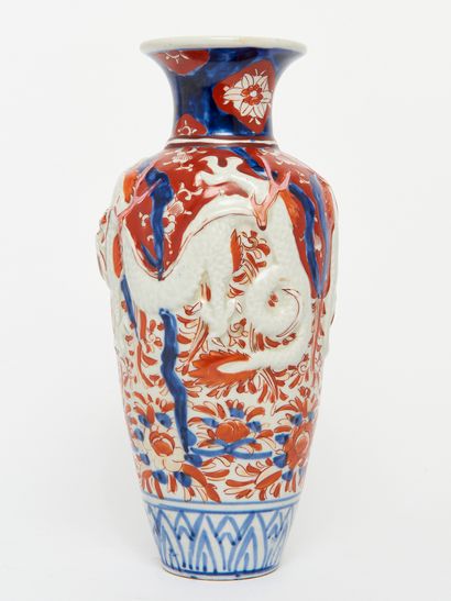 Vase Imari en porcelaine à reliefs. H. 24.9...