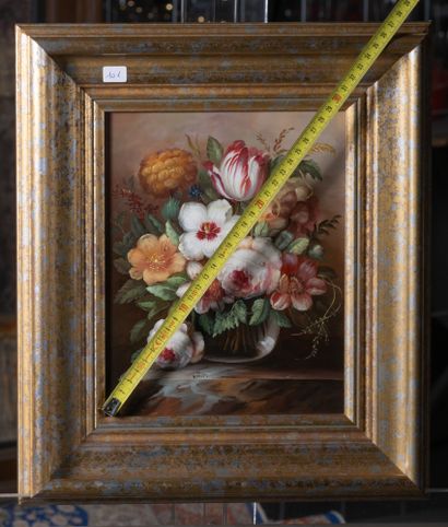 V.Pelto
Nature morte à la tulipe et aux pivoines.Huile....