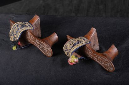 Nalin - Chaussure de Hammam 
En bois gravé...