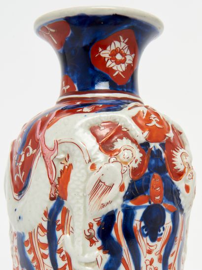 Vase Imari en porcelaine à reliefs. H. 24.9...