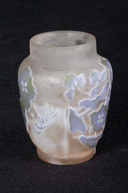 Emile Gallé
Petit vase en verre multicouches...