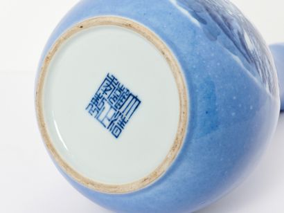 Chine XXe - Marque Yongzheng
Vase en porcelaine...