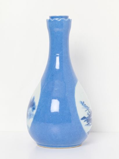 Chine XXe - Marque Yongzheng
Vase en porcelaine...