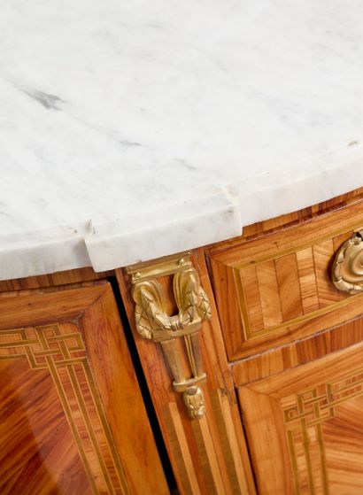 Epoque Louis XVI - Estampille J.Dahlmann
Commode...