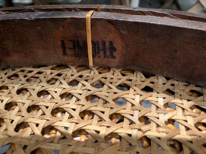 THONET
Suite de cinq chaise en hêtre cintré,...
