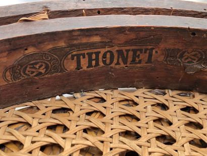 THONET
Suite de cinq chaise en hêtre cintré,...