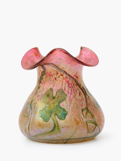 Cercle de LOETZ ou KRALIK
Vase à col trilobé...