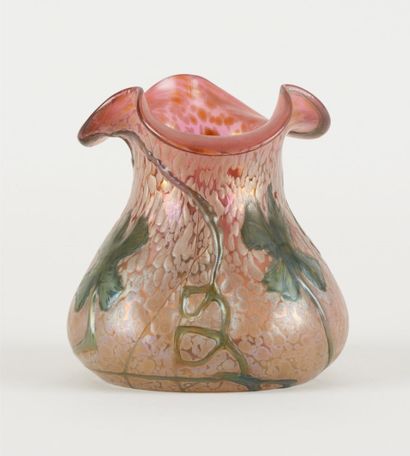 Cercle de LOETZ ou KRALIK
Vase à col trilobé...