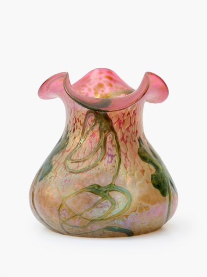 Cercle de LOETZ ou KRALIK
Vase à col trilobé...